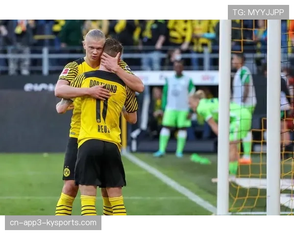 特写：老将罗伊斯在训练中加练传中，指导年轻队友